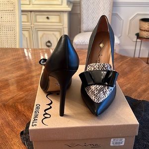 NWOT- Nina Original Reason Heels - Black leather/bow-tie on toe of shoes.